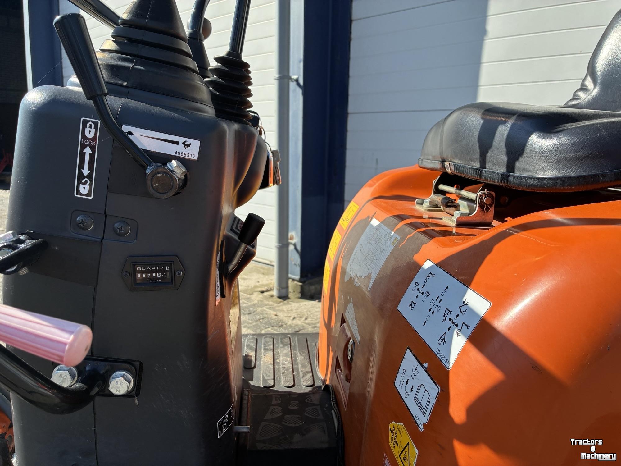 Pelles sur pneus Hitachi 10U-6