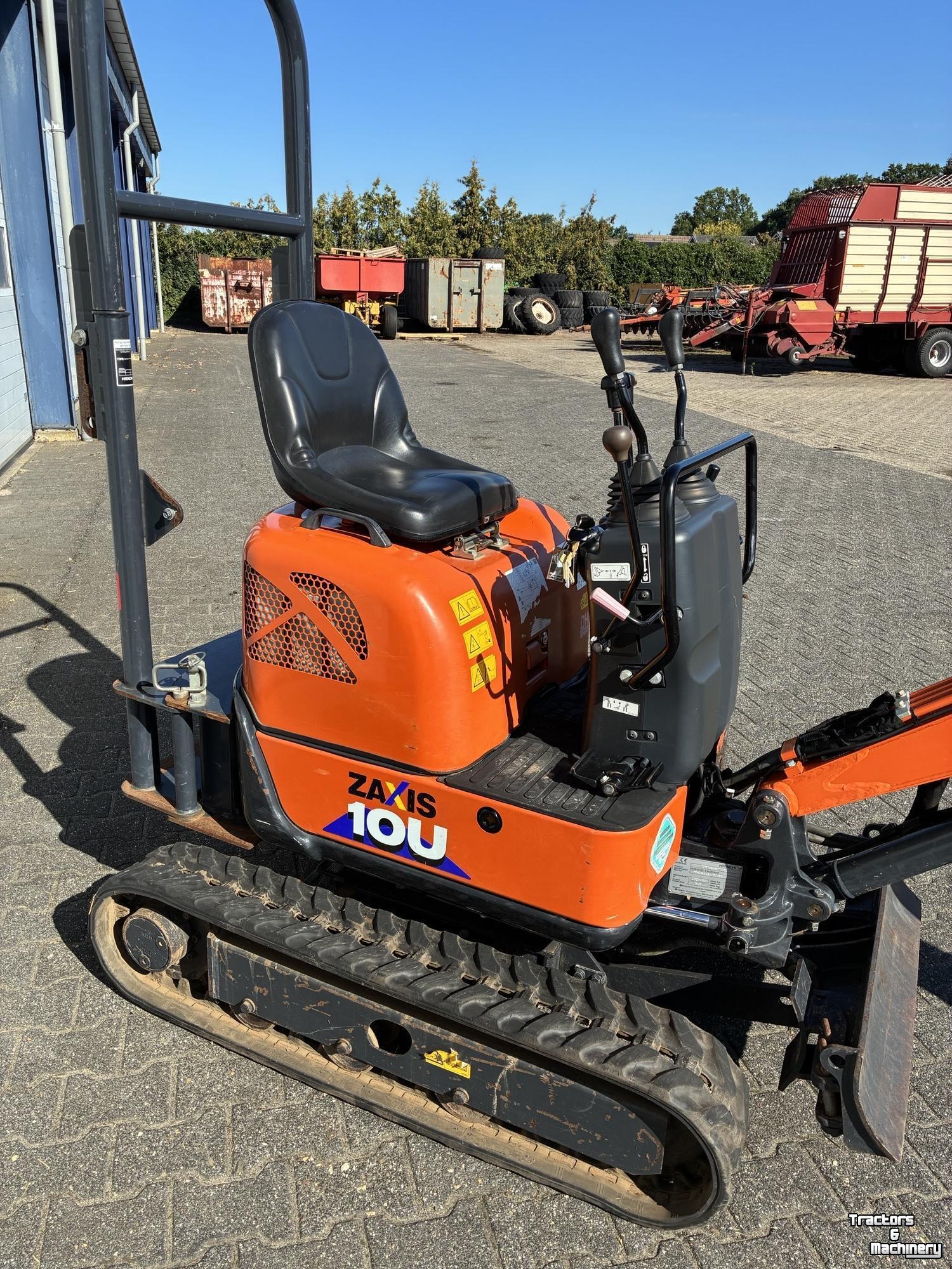 Pelles sur pneus Hitachi 10U-6