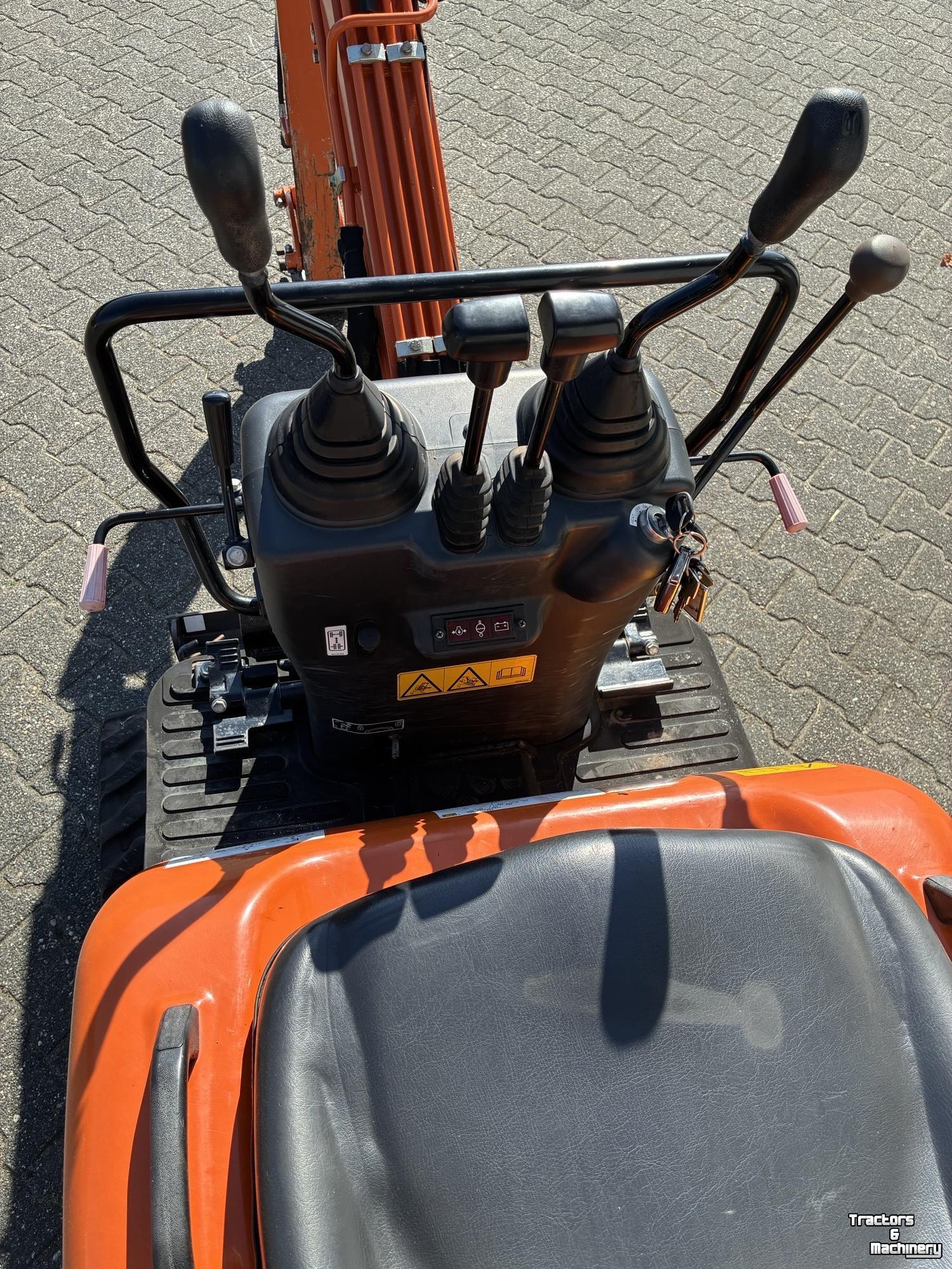 Pelleteuse Hitachi 10U-6