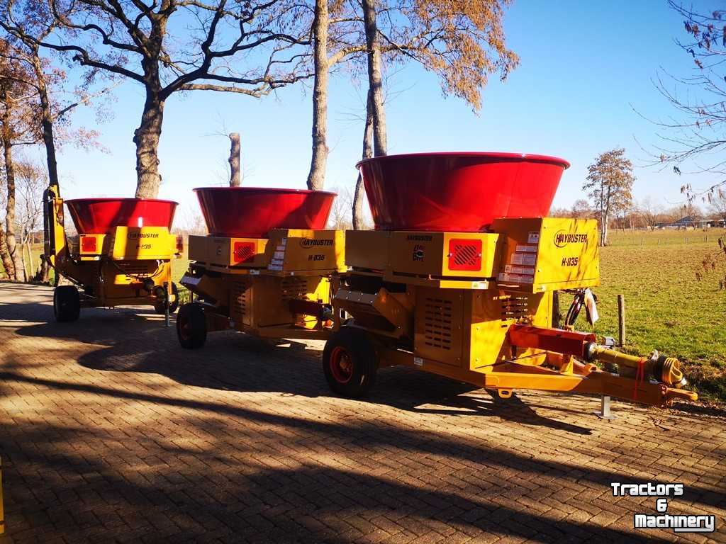 Distributeur de paille pour des logettes Haybuster H-835