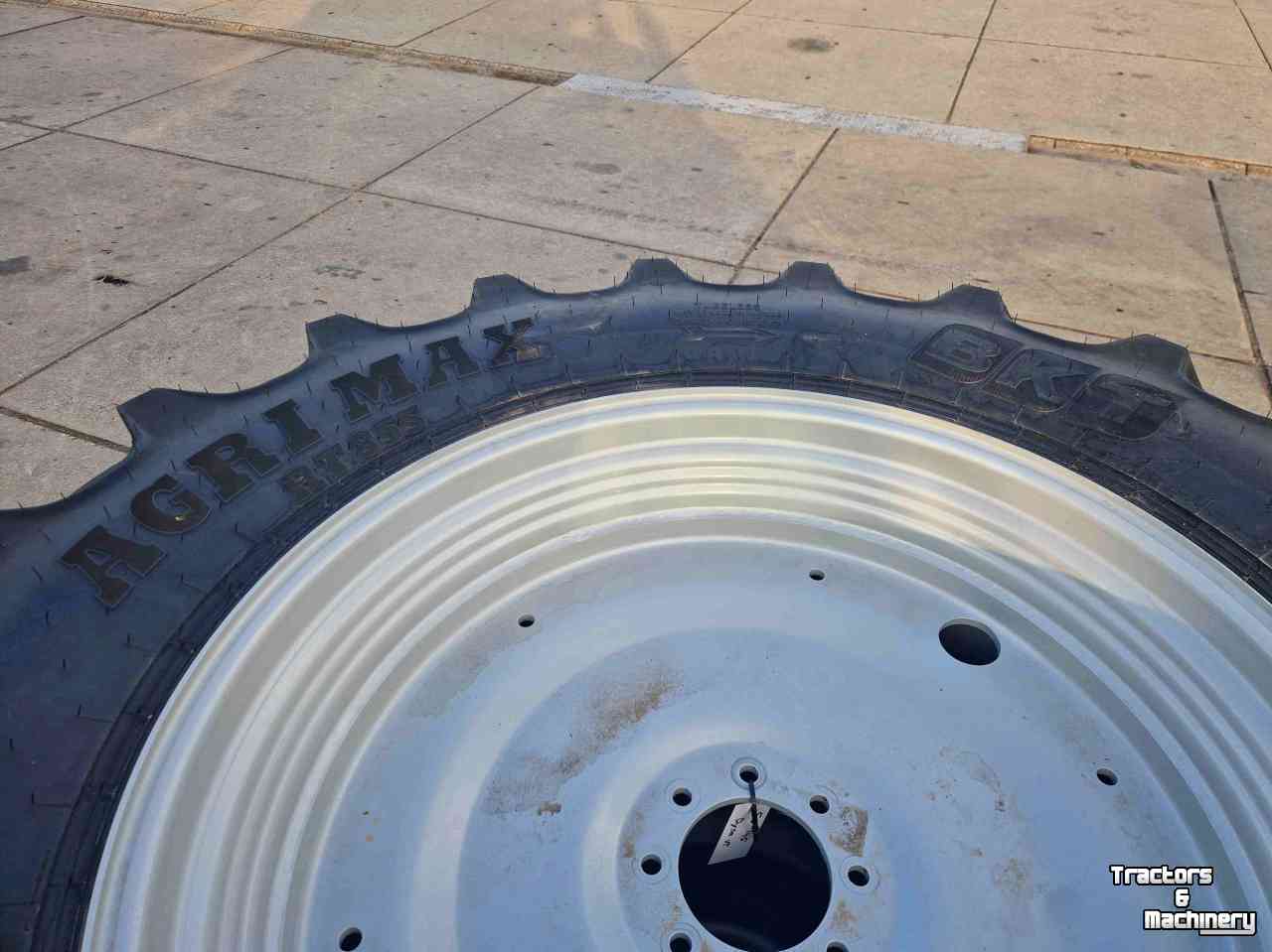 Roues, Pneus, Jantes, Barillets Jumelage BKT 460/85R38 en 380/85R28 BKT Agrimax