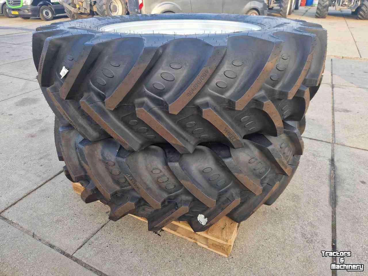 Roues, Pneus, Jantes, Barillets Jumelage BKT 460/85R38 en 380/85R28 BKT Agrimax
