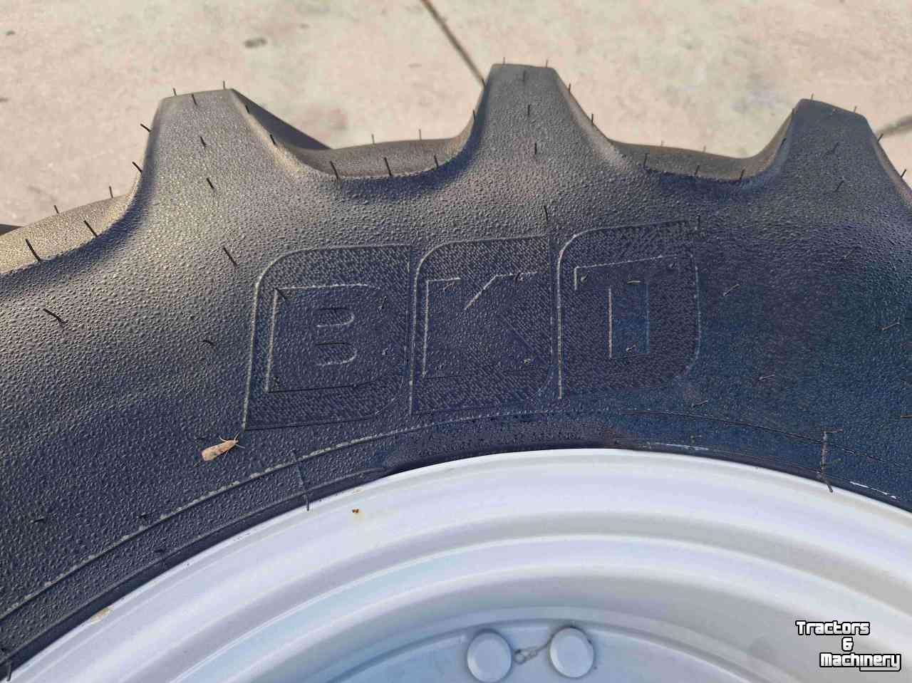 Roues, Pneus, Jantes, Barillets Jumelage BKT 460/85R38 en 380/85R28 BKT Agrimax
