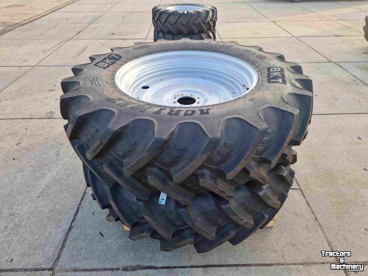Roues, Pneus, Jantes, Barillets Jumelage BKT 460/85R38 en 380/85R28 BKT Agrimax