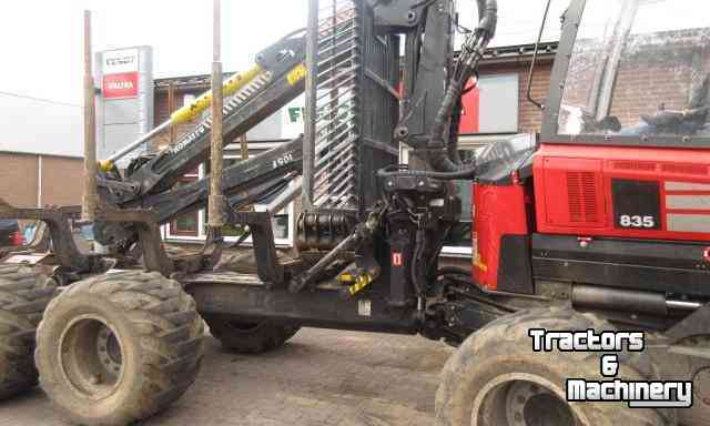 Véhicule automotrice arracheuse forestière Komatsu 835 Forwarder