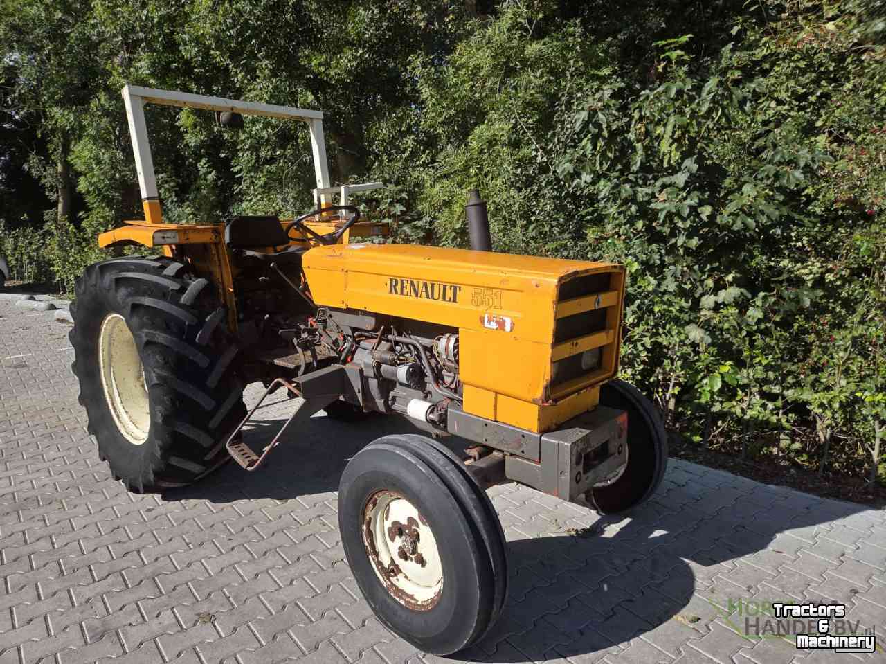 Tracteur Renault 551