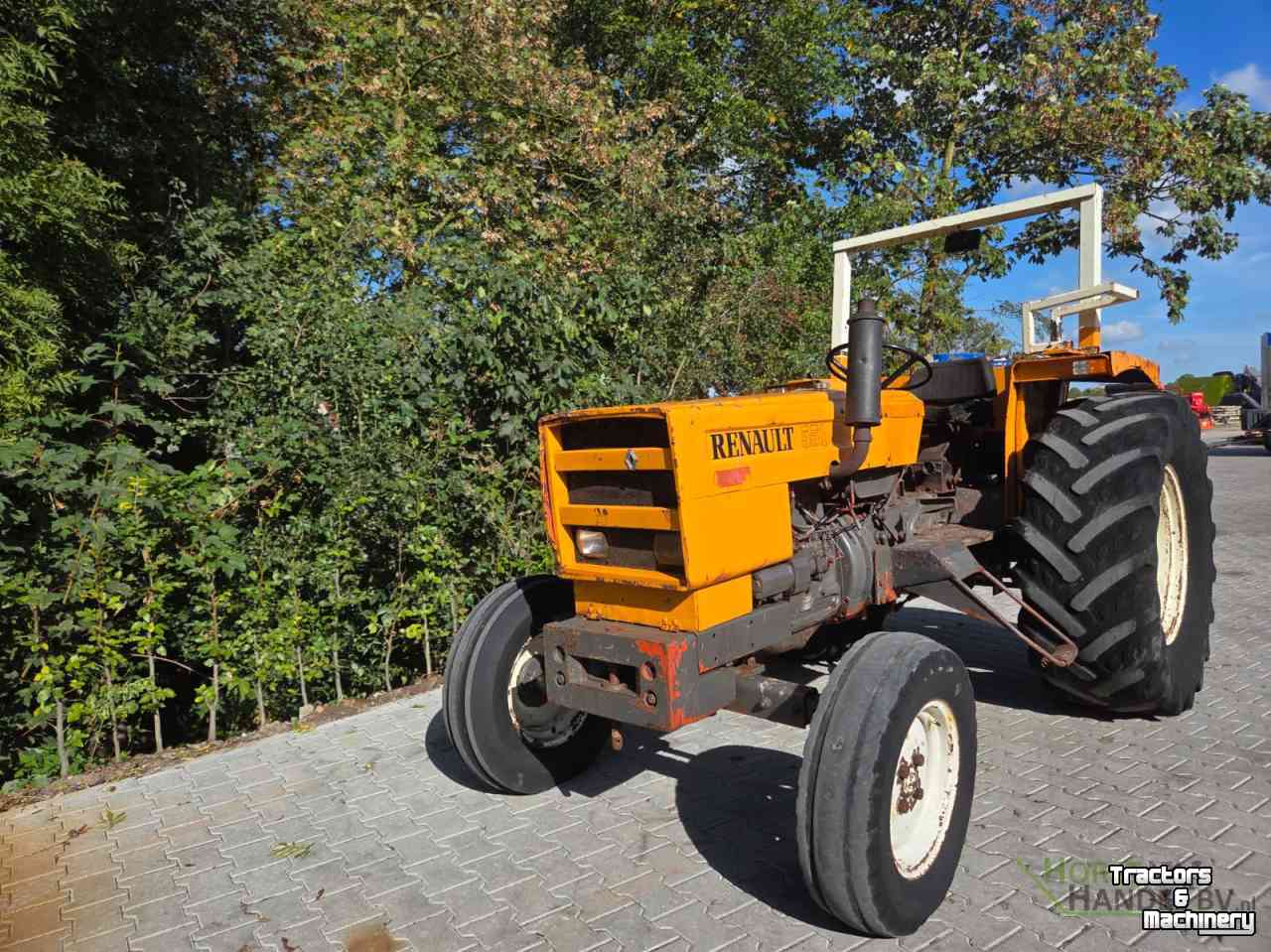 Tracteur Renault 551