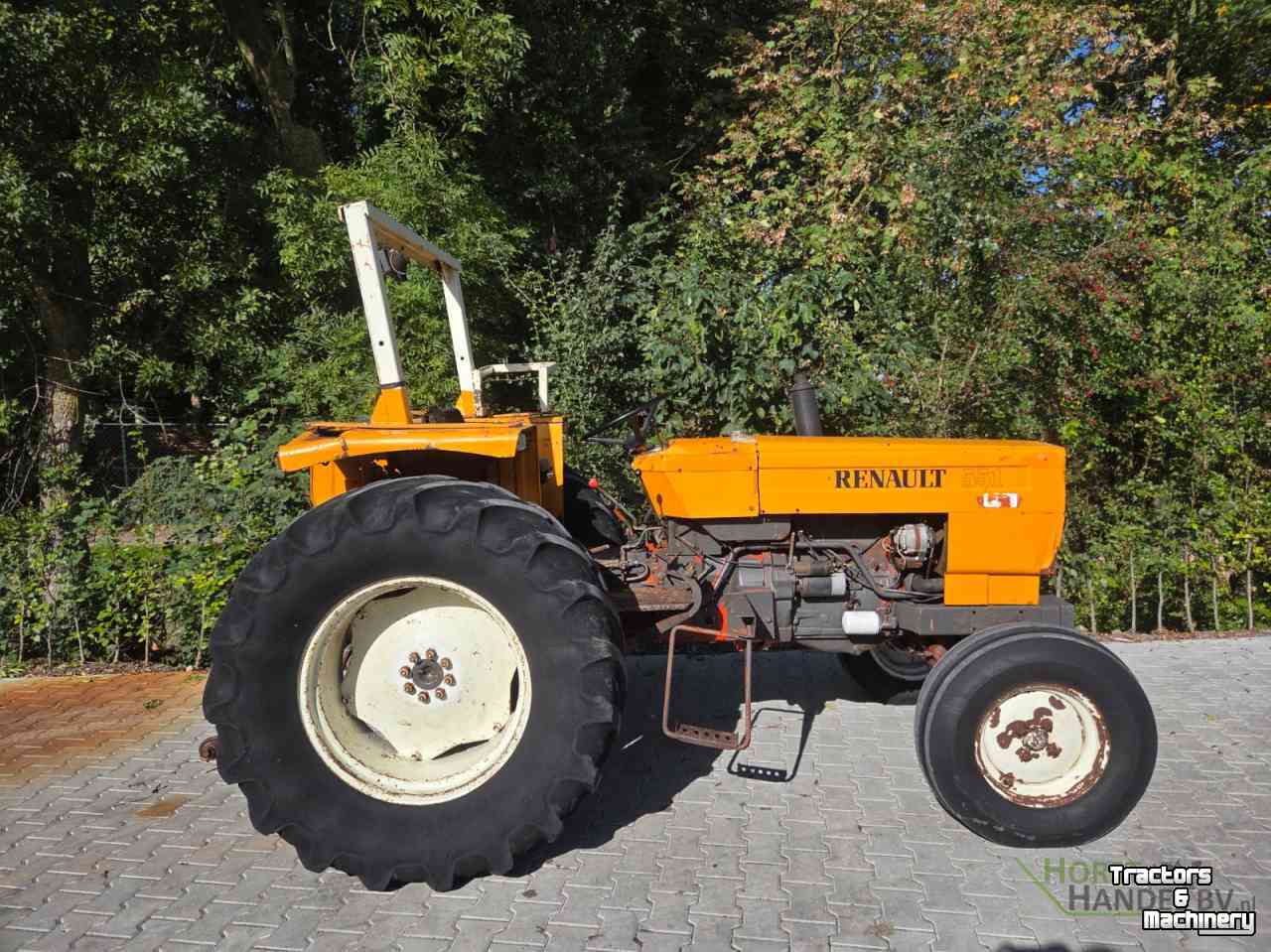 Tracteur Renault 551