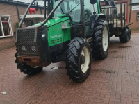 Véhicule tracté arracheuse forestière Valtra 6550 + MOHEDA UITRIJWAGEN