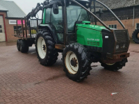 Véhicule tracté arracheuse forestière Valtra 6550 + MOHEDA UITRIJWAGEN