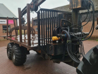 Véhicule tracté arracheuse forestière Valtra 6550 + MOHEDA UITRIJWAGEN