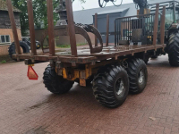 Véhicule tracté arracheuse forestière Valtra 6550 + MOHEDA UITRIJWAGEN