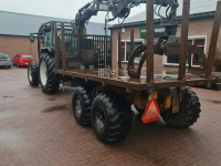 Véhicule tracté arracheuse forestière Valtra 6550 + MOHEDA UITRIJWAGEN