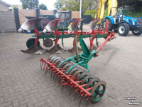 Charrues Kverneland EG 85 4 schaar ploeg met Packomat vorenpakker