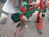 Charrues Kverneland EG 85 4 schaar ploeg met Packomat vorenpakker