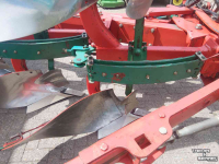 Charrues Kverneland EG 85 4 schaar ploeg met Packomat vorenpakker