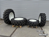 Roues, Pneus, Jantes, Barillets Jumelage BKT Set Bkt Agrimax banden 420/85R34 en 340/85R24 gemonteerd op verstelbare velgen