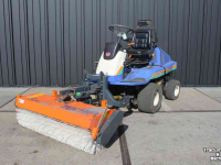 Tracteur porte-outils Iseki SF230FH (SF230 II) frontmaaier zonder maaidek met Tuchel Simplex 120 veegmachine rolbezem