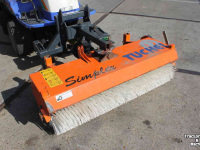 Tracteur porte-outils Iseki SF230FH (SF230 II) frontmaaier zonder maaidek met Tuchel Simplex 120 veegmachine rolbezem