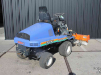 Tracteur porte-outils Iseki SF230FH (SF230 II) frontmaaier zonder maaidek met Tuchel Simplex 120 veegmachine rolbezem