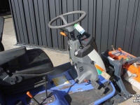 Tracteur porte-outils Iseki SF230FH (SF230 II) frontmaaier zonder maaidek met Tuchel Simplex 120 veegmachine rolbezem