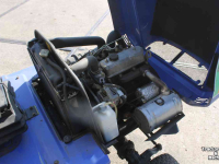 Tracteur porte-outils Iseki SF230FH (SF230 II) frontmaaier zonder maaidek met Tuchel Simplex 120 veegmachine rolbezem