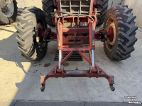 Relevage avant & Prise de force avant International universele fronthef, nu gemonteerd op een 956XL