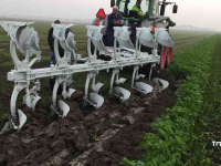 Charrues Kramer ERMO KLEIPLOEG 5 + 1 on land in de veur
