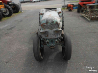 Tracteur pour vignes et vergers Eicher es 202