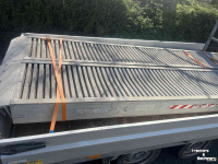 Semi-remorque surbaissé  NETAM-FRUEHAUF Aanhanger / Machinetransporter vrachtwagen met hydraulisch lier - met oprijplaten