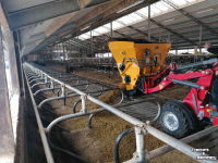 Épandeur de sciure pour des logettes VDMJ Instrooibak, boxenstrooier CV2R