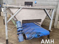 Basculeur de caisses  Kantelaar + Doseerbunker met uitvoerband