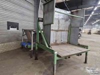 Basculeur de caisses  Kantelaar + Doseerbunker met uitvoerband