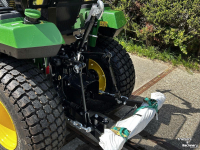Tracteur pour vignes et vergers John Deere 2032R