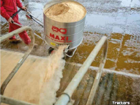 Épandeur de sciure pour des logettes AG Maxi RVS zaagselstooier