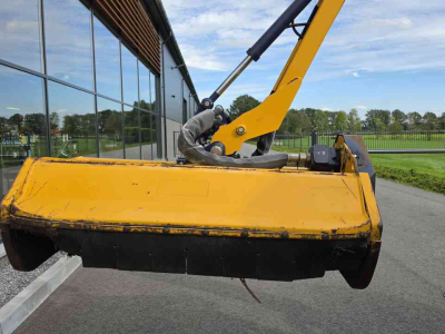Bras avec tondeuse à fléaux Bomford Falcon 5.5