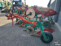 Charrues Kverneland VD 85 4 schaar ploeg met Packomat vorenpakker