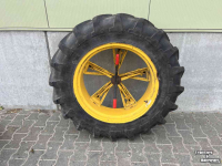 Autres roues, pneus, jantes et accessoires Molcon Dubbellucht Molcon 5-ster 12.4R28 naast 15.5x25
