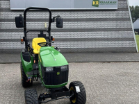 Tracteur pour vignes et vergers John Deere 2026R