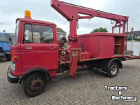 Camion Mercedes Benz LP 608 met hoogwerker.
