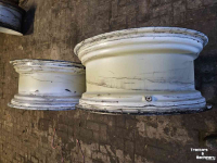 Roues, Pneus, Jantes, Barillets Jumelage  Velgen 13x30. New Holland klasse 4 vooras