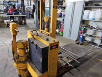 Palan à chaine électrique  Elektrisch verrijdbare palletlift met zitmaaier plateau