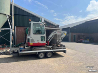 Pelles sur chenilles Takeuchi TB016 met machinetrailer