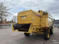 Moissonneuse batteuse New Holland TX66