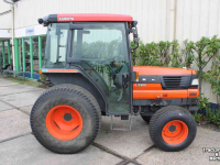 Tracteur pour horticulture Kubota L3300 tuinbouwtrekker smalspoortrekker tractor met cabine en gazonbanden