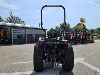 Tracteur pour vignes et vergers New Holland Boomer 55 HST met voorlader en Kemp balenprikker