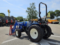 Tracteur pour vignes et vergers New Holland Boomer 55 HST met voorlader en Kemp balenprikker