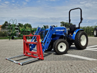 Tracteur pour vignes et vergers New Holland Boomer 55 HST met voorlader en Kemp balenprikker