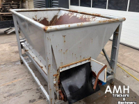 Convoyeur  2730X650 Bunker met uitvoerband+kantelaar, Feed hopper with discharge conveyor including bin tipper, Dosierbunker mit Austragsband inklusive Kistenkipper