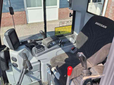 Mini pelleteuse Doosan DX27Z-7